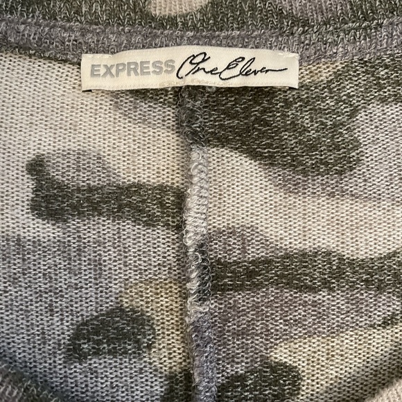 Camouflage V-Neck Short Sleeve Tee - Picture 4 of 4